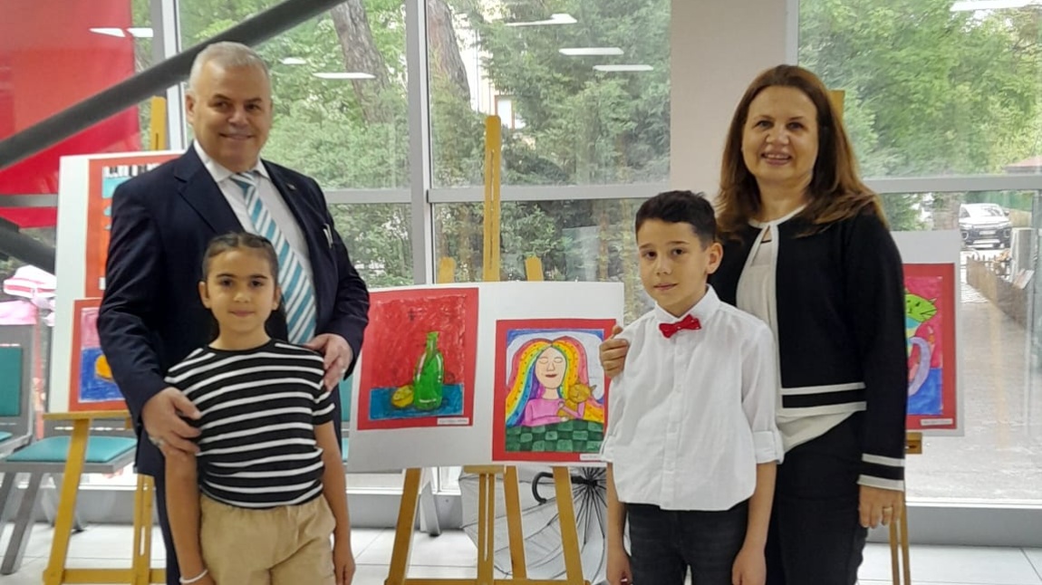Bu gün bereketli gün idi;Belediye Başkan Vekilimiz ve Aysun Öğrt ile birlikte sanat galerisinde Görsel Natürmort resimlerle sanata doyduk.