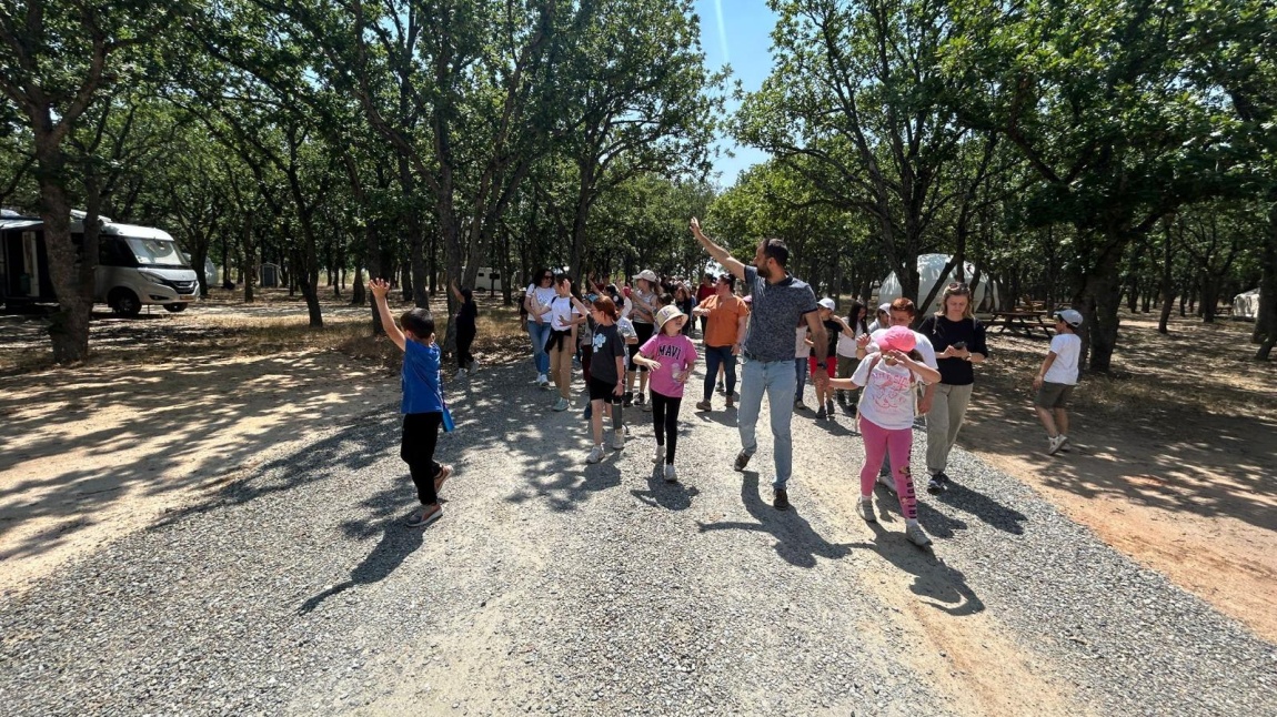 Kavaklı meşe korusunda Kırklareli Doğa Koruma ve Milli Parklar Müdürlüğü yetkililerinde  doğa eğitimi verildi.